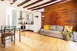 TV - Ramblas Renovated Flat With Authentic Designs (Barcelona)