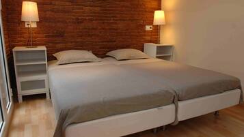 2 bedrooms, iron/ironing board, WiFi