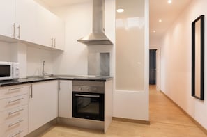 Kühlschrank, Mikrowelle, Ofen, Wasserkocher mit Kaffee-/Teezubehör