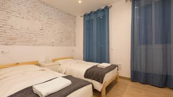 2 bedrooms, iron/ironing board, WiFi