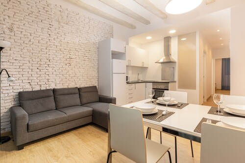 Nice renovated apartment near Ramblas with wifi