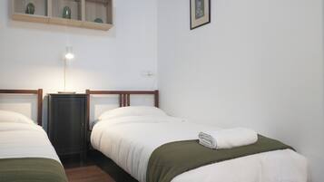 1 slaapkamer, een strijkplank/strijkijzer, wifi