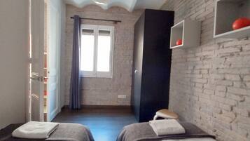 1 slaapkamer, een strijkplank/strijkijzer, wifi