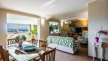 Apartamento, vista para a cidade | Área de estar | TV 35 polegadas com canais via satélite