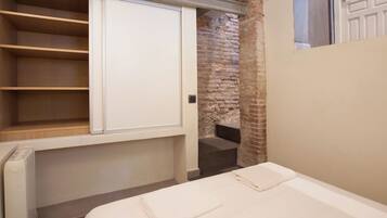 1 slaapkamer, een strijkplank/strijkijzer, wifi