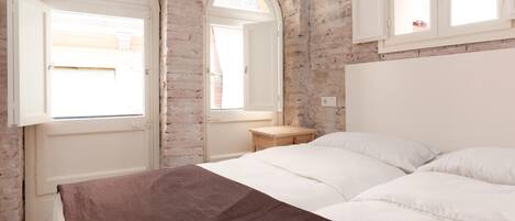 2 bedrooms, iron/ironing board, WiFi