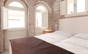 2 bedrooms, iron/ironing board, WiFi