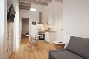 Interior - Flat with balcony next to the beach (Barcelona)