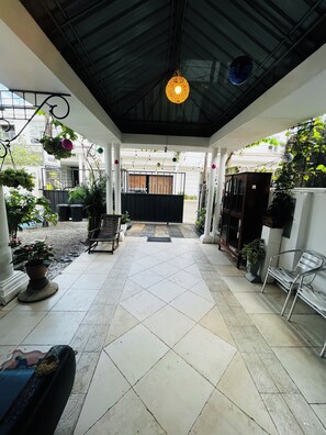 Terrace/patio - Ramlyn Guesthouse & Restaurant  (Negombo)