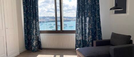 3 dormitorios, tabla de planchar con plancha, ropa de cama