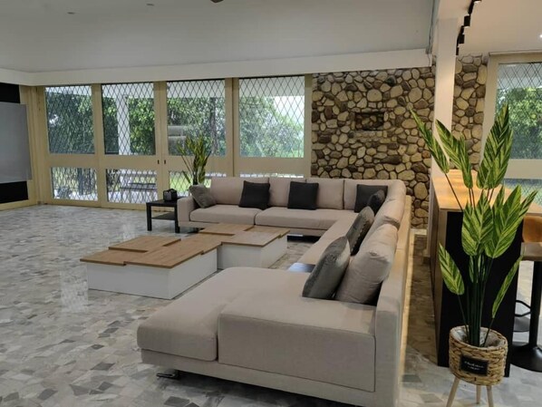 Villa exécutive, vue sur le jardin | Aire de séjour | Téléviseur à écran plat