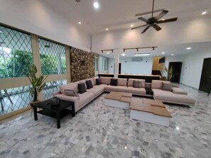 Executive Villa, Garden View | Living area