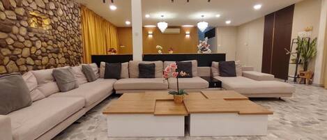 Executive Villa, Garden View | Living area