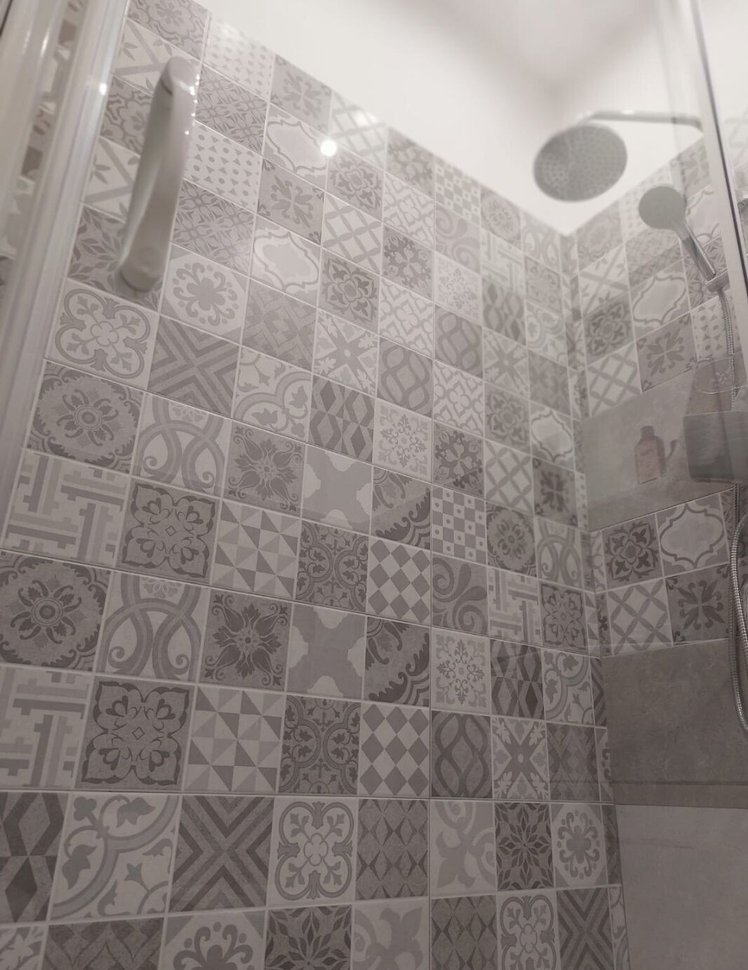 Haartrockner, Handtücher, Seife, Toilettenpapier