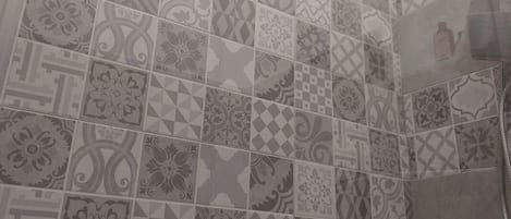 SĂšche-cheveux, serviettes fournies, savon, papier toilette