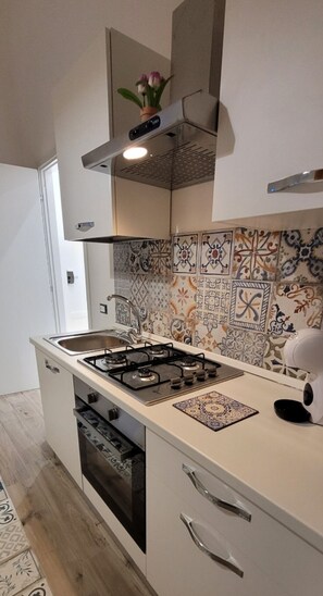 Kühlschrank, Ofen, Herdplatte, Wasserkocher