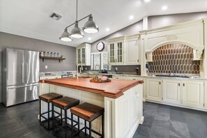 Fridge, microwave, oven, stovetop - The Springs -  Pool, Pets, Designer Kitchen & Work Stations (Desks, Monitors, Chairs) (Coral Springs)