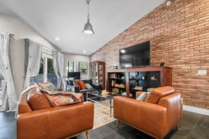 Smart TV, DVD player, offices, computer monitors - The Springs -  Pool, Pets, Designer Kitchen & Work Stations (Desks, Monitors, Chairs) (Coral Springs)