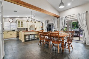 Dining - The Springs -  Pool, Pets, Designer Kitchen & Work Stations (Desks, Monitors, Chairs) (Coral Springs)