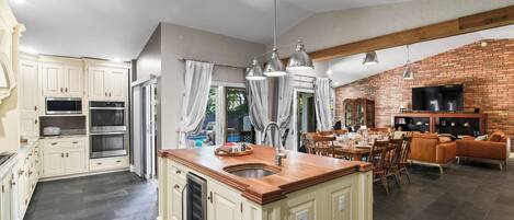 冷蔵庫、電子レンジ、オーブン、コンロ