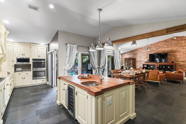 Fridge, microwave, oven, stovetop - The Springs -  Pool, Pets, Designer Kitchen & Work Stations (Desks, Monitors, Chairs) (Coral Springs)