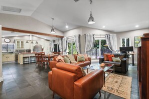 Smart TV, DVD player, offices, computer monitors - The Springs -  Pool, Pets, Designer Kitchen & Work Stations (Desks, Monitors, Chairs) (Coral Springs)