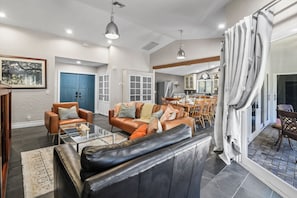 Smart TV, DVD player, offices, computer monitors - The Springs -  Pool, Pets, Designer Kitchen & Work Stations (Desks, Monitors, Chairs) (Coral Springs)