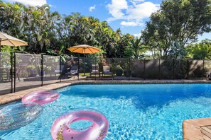 A heated pool - The Springs -  Pool, Pets, Designer Kitchen & Work Stations (Desks, Monitors, Chairs) (Coral Springs)