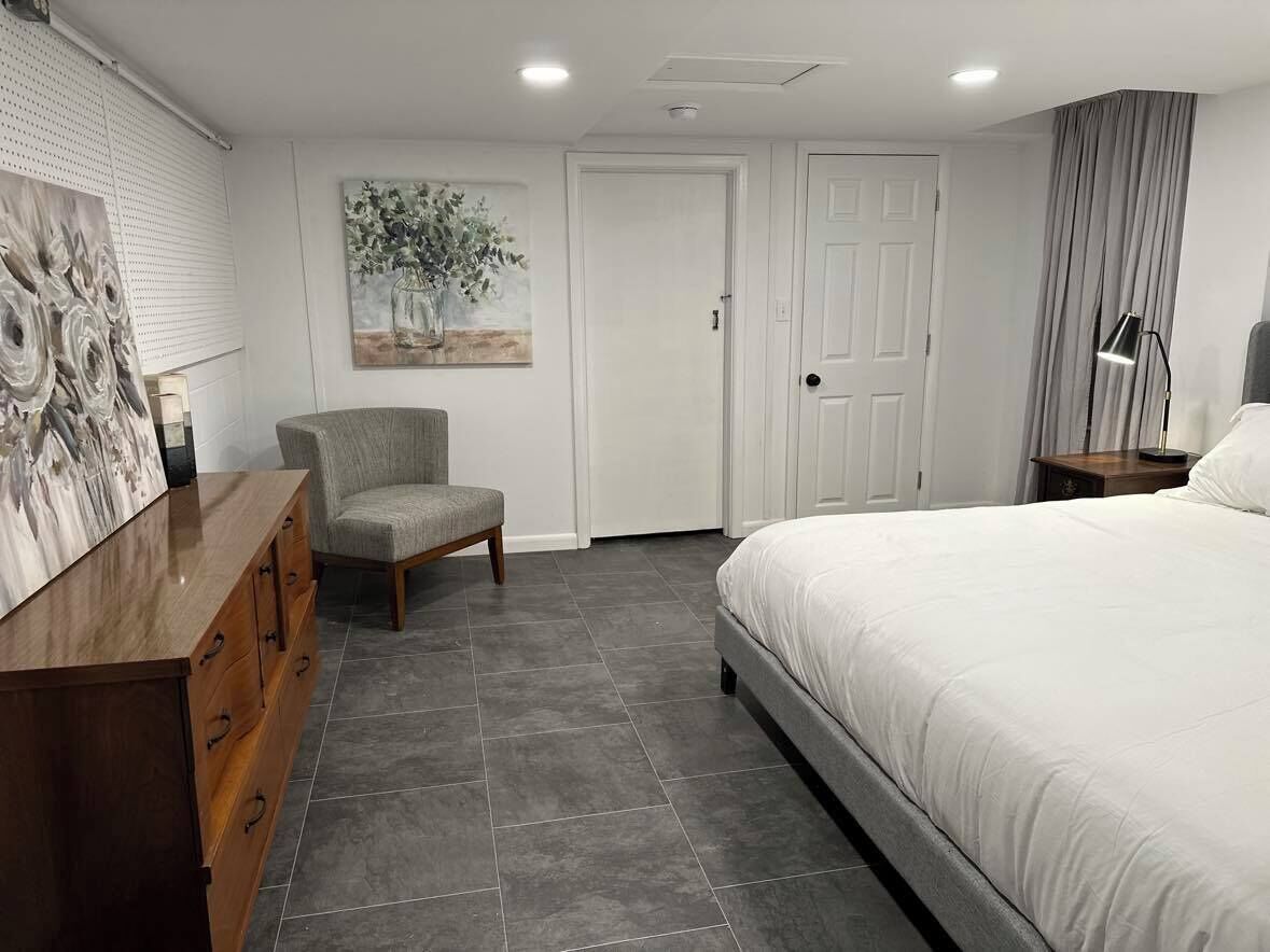 5 bedrooms, desk, iron/ironing board, travel crib