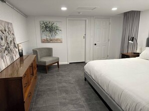 5 chambres, bureau, fer et planche à repasser, lit parapluie