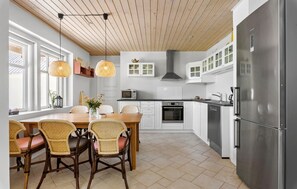 Fridge, dishwasher, coffee/tea maker - Stunning home in Ranum with WiFi (Ranum)