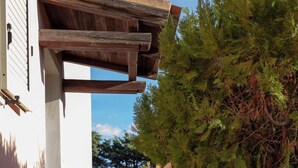 Eine Treppe führt nach draußen zu einem Gebäude mit einer Holzpergola.
