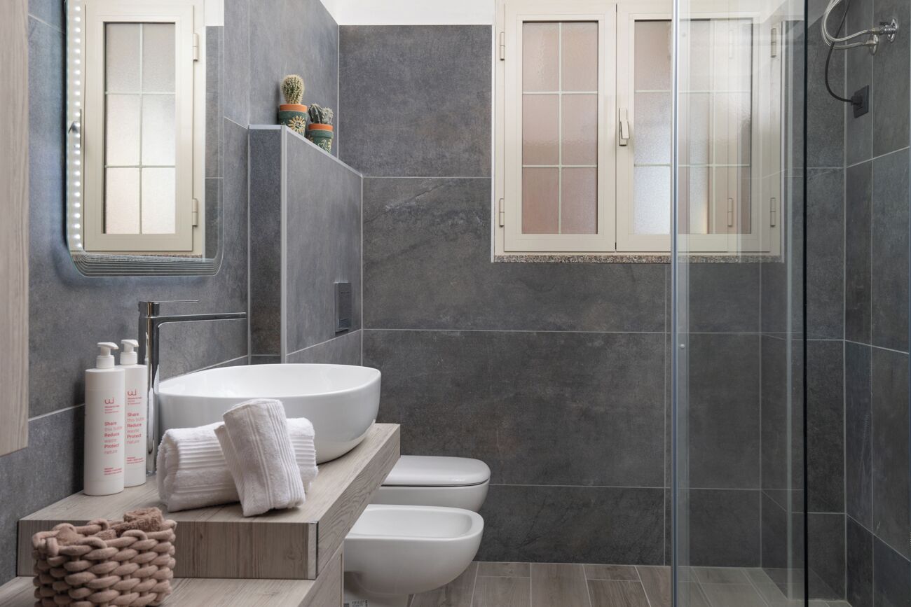 Apartment | Bathroom | Shower, rainfall showerhead, hair dryer, bidet