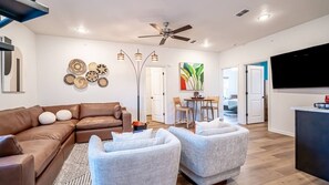 Smart TV, offices - 2 Free Parking Spaces | Walk to AT&T Stadium (Arlington)