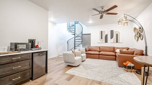 Smart TV, offices - 2 Free Parking Spaces | Walk to AT&T Stadium (Arlington)