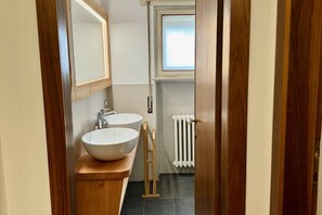 Douche, séchoir à cheveux, bidet, serviettes fournies