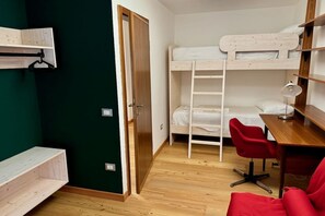 4 chambres, fer et planche à repasser, accès au Wi-Fi (inclus)