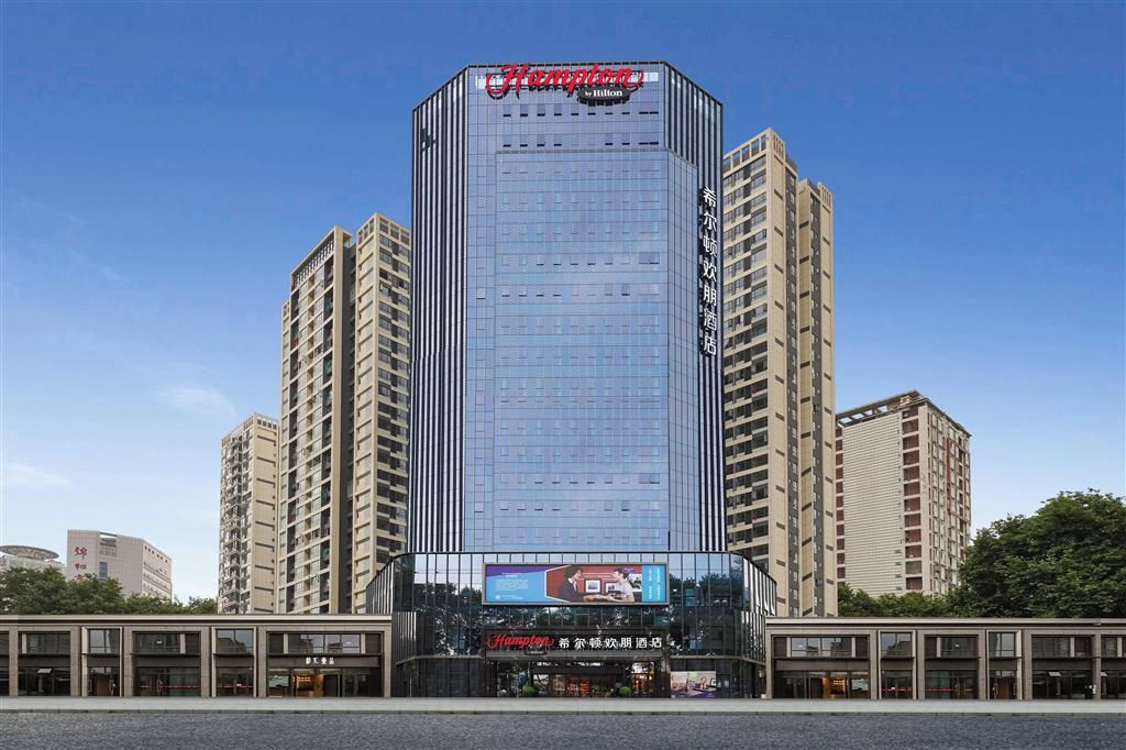 Un edificio de hotel alto con un letrero llamativo en la parte superior.