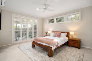 4 bedrooms, iron/ironing board, Internet, bed sheets - Sorrento Dreamtime - Luxury, private family home - close to front and back beaches. (Sorrento)