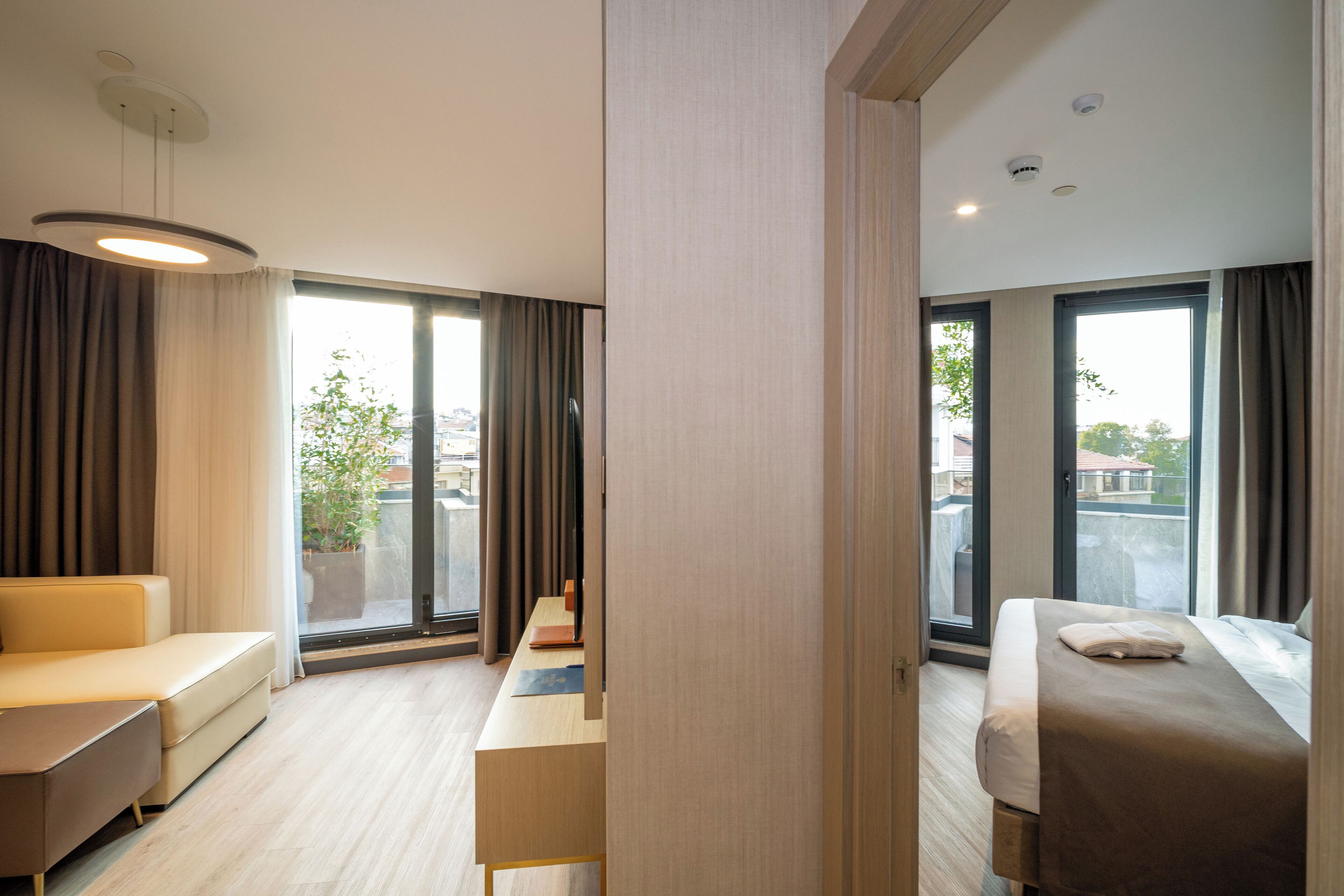 Comfort Suite | In-room safe, laptop workspace, soundproofing, iron/ironing board