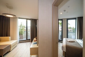 Comfort suite | Een kluis op de kamer, een laptopwerkplek, geluiddichte muren