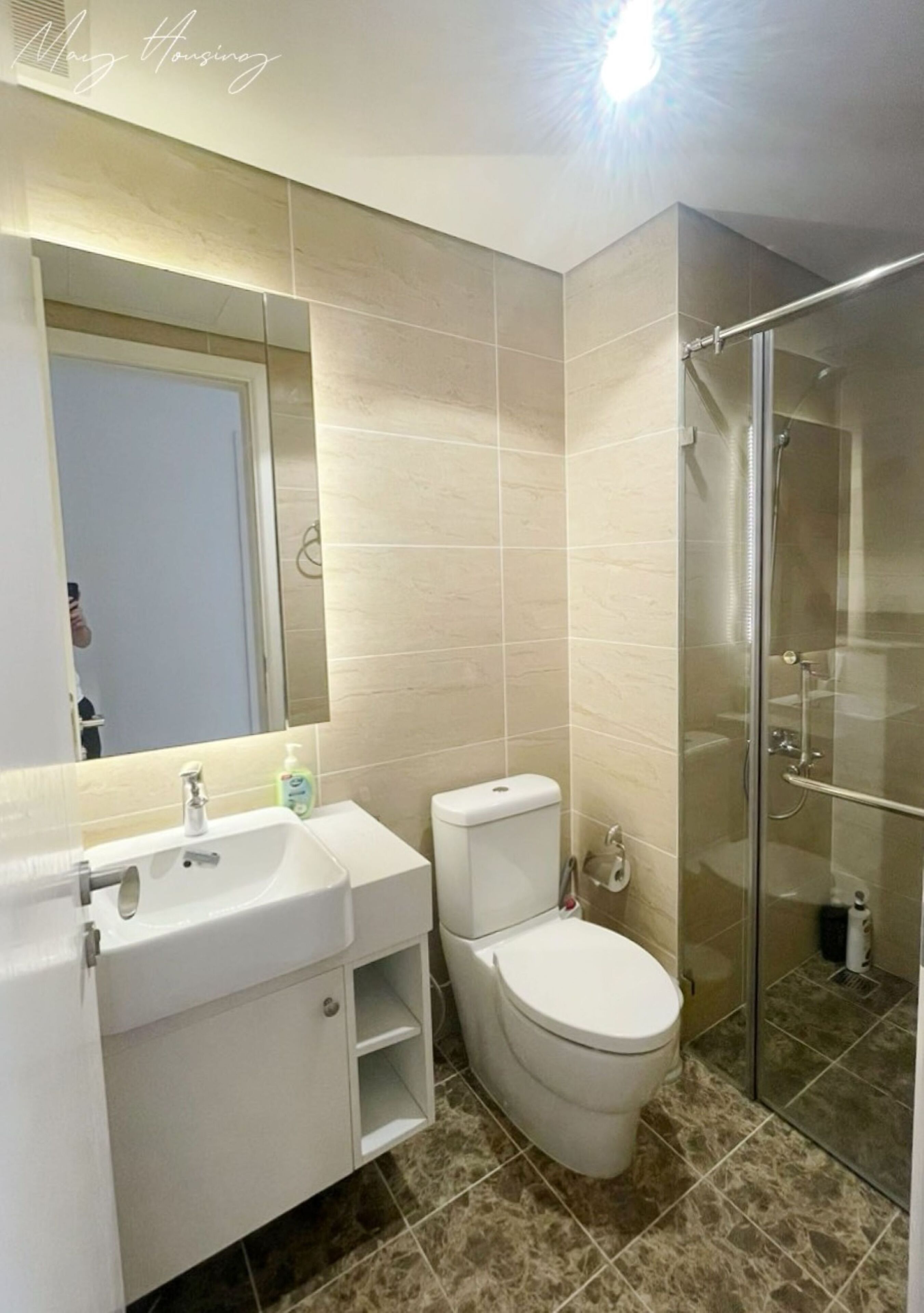 Cabezal de ducha tipo lluvia, secador de pelo, pantuflas, bidet