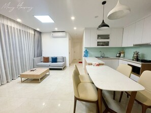 Standard-Apartment, Balkon, Stadtblick | Wohnbereich | 50-Zoll-Flachbildfernseher mit Kabelempfang, Kamin, Netflix