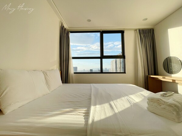 Standard-Apartment, Balkon, Stadtblick | 3 Schlafzimmer, Bettwäsche aus ägyptischer Baumwolle