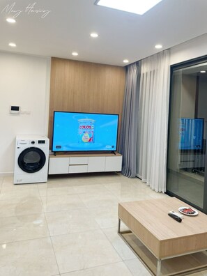 Standard-Apartment, Balkon, Stadtblick | Wohnbereich | 50-Zoll-Flachbildfernseher mit Kabelempfang, Kamin, Netflix