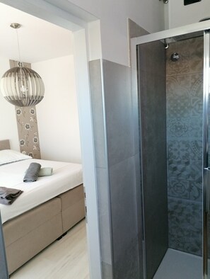 Lägenhet | Badrum | Dusch, hårtork och handdukar