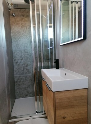 Apartment | Bathroom | Shower, hair dryer, towels - Impeccable 2-bed Apartment in Rab (Rab)