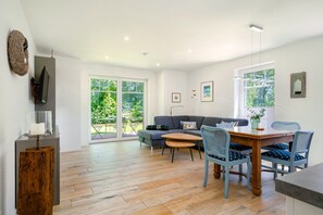 Interior - New 72sqm apartment for 4 people with terrace right on the waterfront (Eilsum)