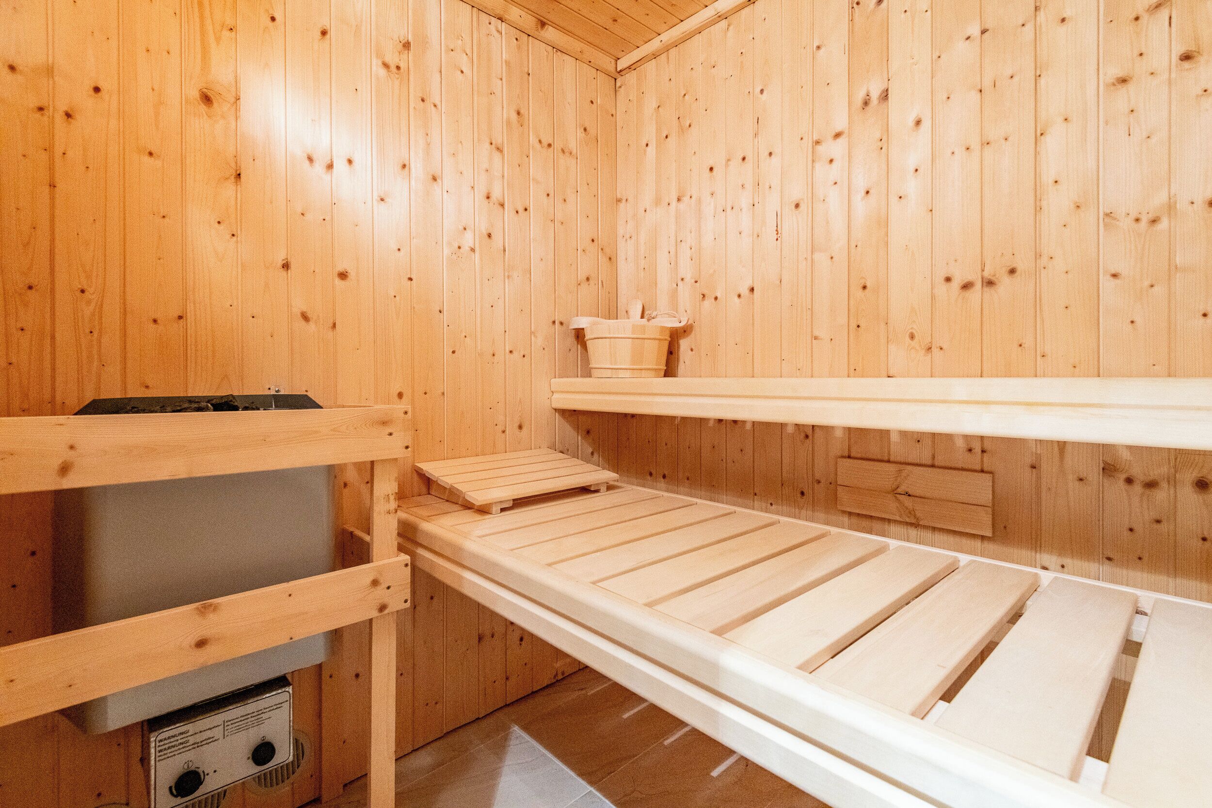 Een sauna met houten wanden en banken.