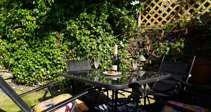 Traditional 2 Bedroom Cottage in Eyam, Hope Valley